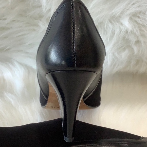 NWOB Donald J Pliner
Tyra Pointed-Toe Ankle Boot - Picture 12 of 16